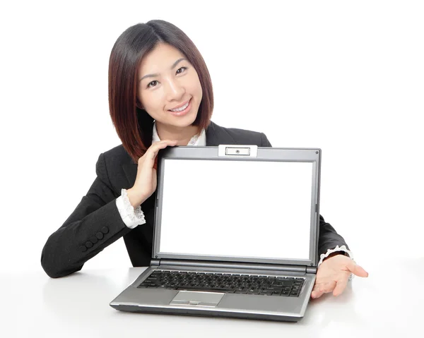 Business woman leende visar laptop — Stockfoto