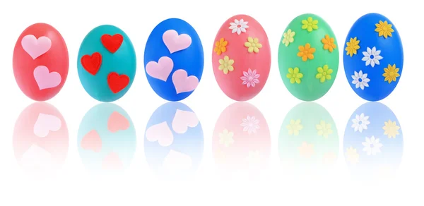 Huevos de Pascua coloridos con reflexión — Foto de Stock