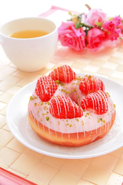 Läckra jordgubbar munkar med te — Stockfoto