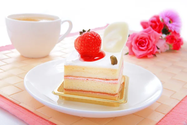 Dolce torta con fragola all'ora del tè — Foto Stock