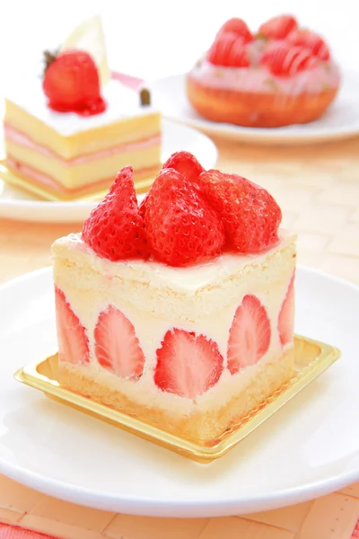 Söt tårta med jordgubbar på te tid — Stockfoto