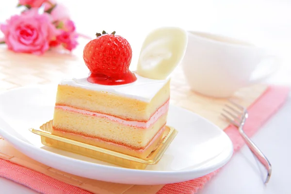 Gâteau sucré aux fraises à l'heure du thé — Photo