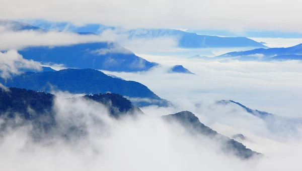 Nuvens dramáticas com silhueta de montanha — Fotografia de Stock