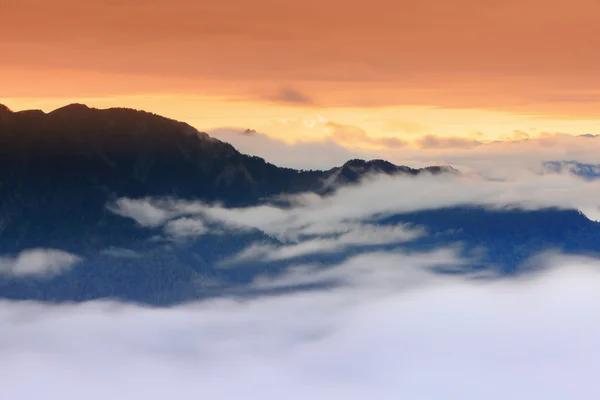 Nuages avec silhouette de montagne avec coucher de soleil — Photo