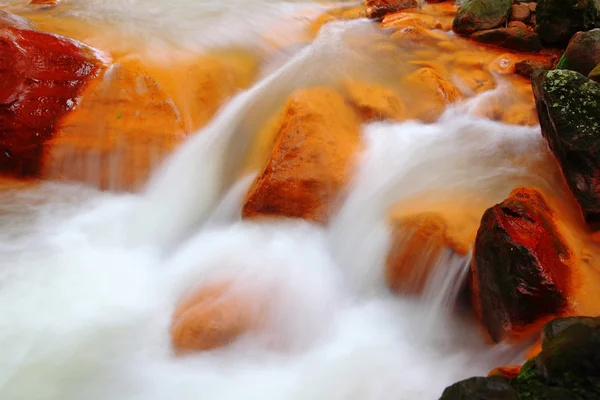 Ρέοντας νερό στο ποτάμι — Φωτογραφία Αρχείου