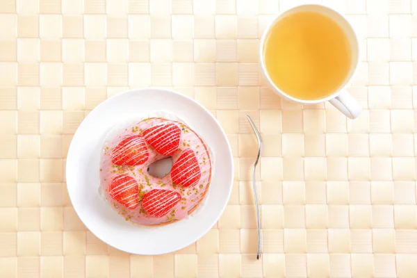 Çay lezzetli çilekli donut — Stok fotoğraf