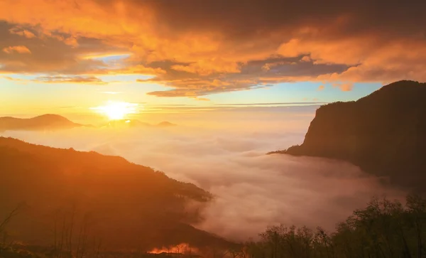 Nuvole drammatiche che rotolano sulle montagne al tramonto — Foto Stock