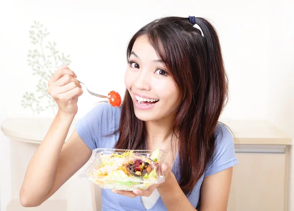 Mulher sorridente feliz com salada em casa — Fotografia de Stock