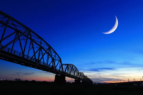 Velha silhueta de ponte ferroviária à noite — Fotografia de Stock