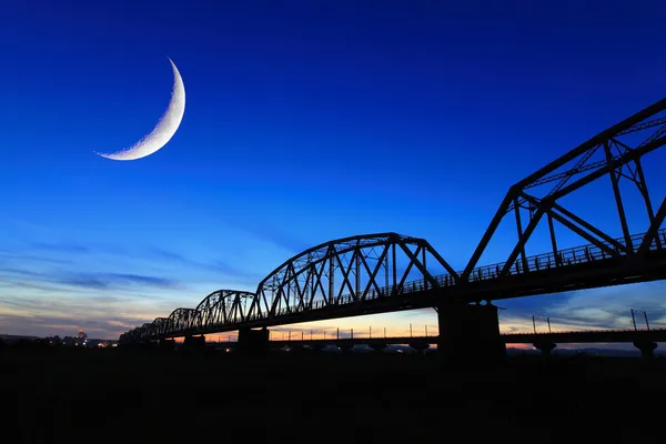 Gammel jernbanebro silhuett om natten – stockfoto