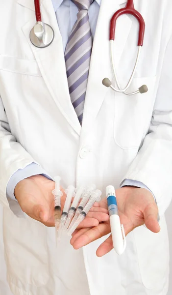 Doktor holding ovulating enjektör — Stok fotoğraf