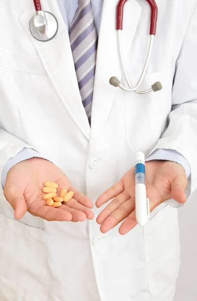 En läkares handen håller ägglossning injektor — Stockfoto