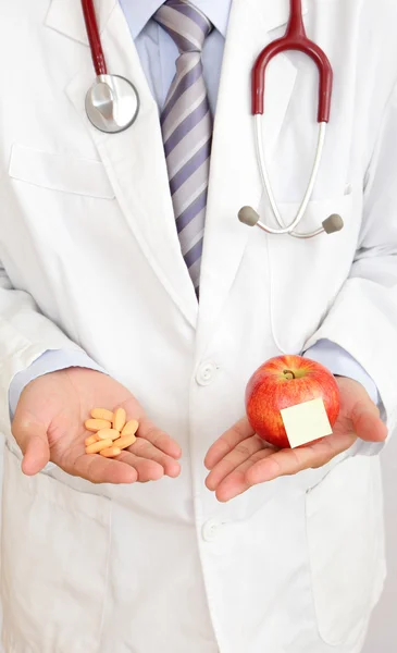 Jablko za den drží doktora stranou — Stock fotografie