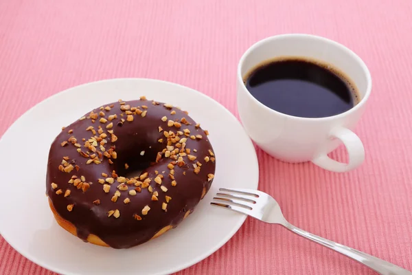 Chocolate donut med en kopp kaffe — Stockfoto