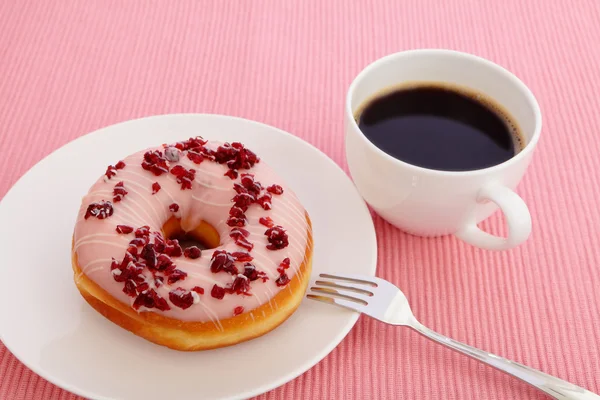 Preiselbeer-Donut mit einer Tasse Kaffee — Stockfoto
