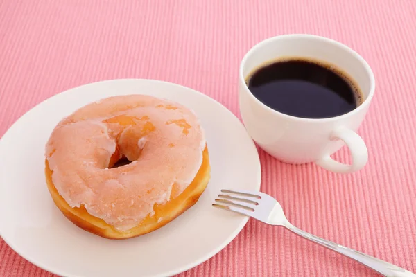 Сахарный пончик с чашкой кофе — стоковое фото