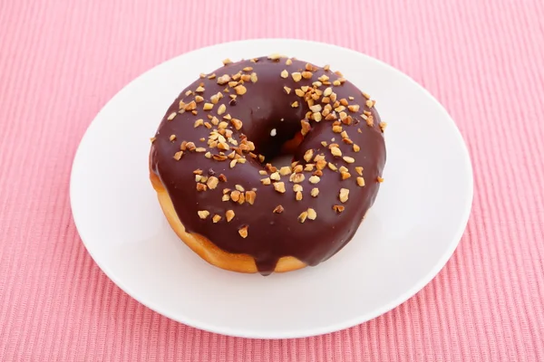 Sweet donut med choklad och jordnötter — Stockfoto