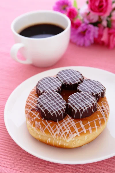 Σοκολάτα ντόνατ με ένα φλιτζάνι καφέ — Φωτογραφία Αρχείου
