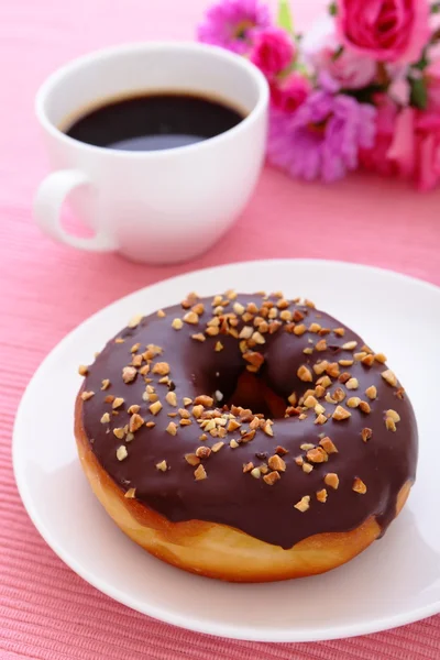 Süßer Schokoladen-Donut mit einer Tasse Kaffee — Stockfoto