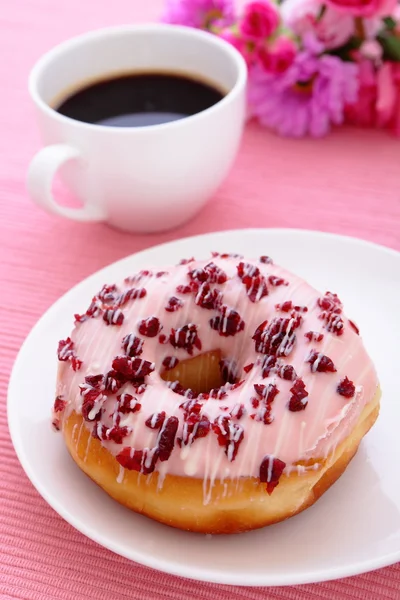 Süßer Preiselbeer-Donut mit einer Tasse Kaffee — Stockfoto