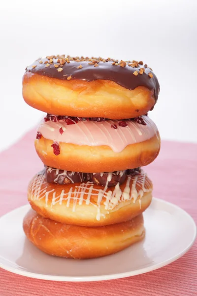 Ein Stapel Donuts auf weißem Hintergrund — Stockfoto