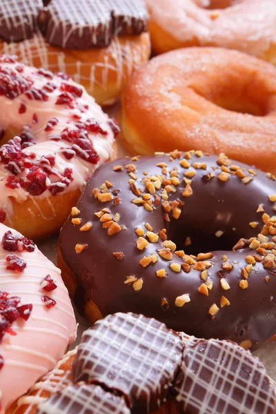 Viele leckere und süße Donuts — Stockfoto