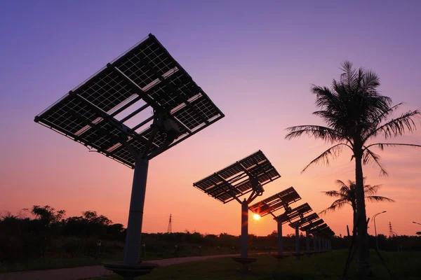 Silueta de panel solar con puesta de sol muy hermosa — Foto de Stock