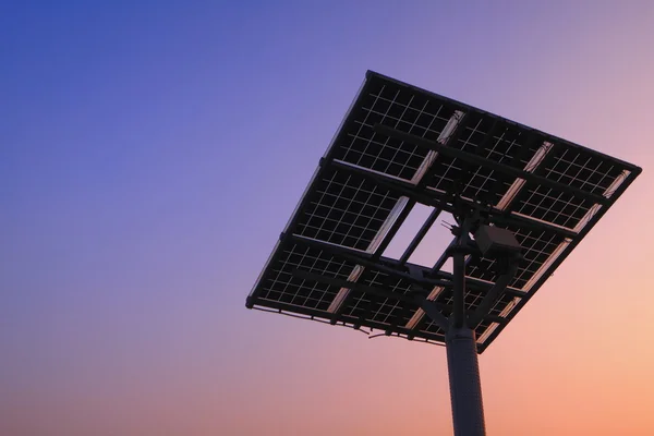 Silueta de panel solar con puesta de sol muy hermosa — Foto de Stock