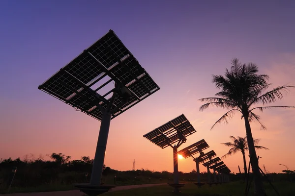 太阳能电池板与非常美丽的夕阳剪影 — 图库照片