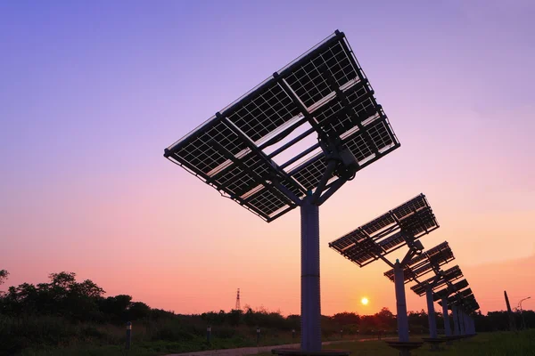 太阳能电池板与非常美丽的夕阳剪影 — 图库照片