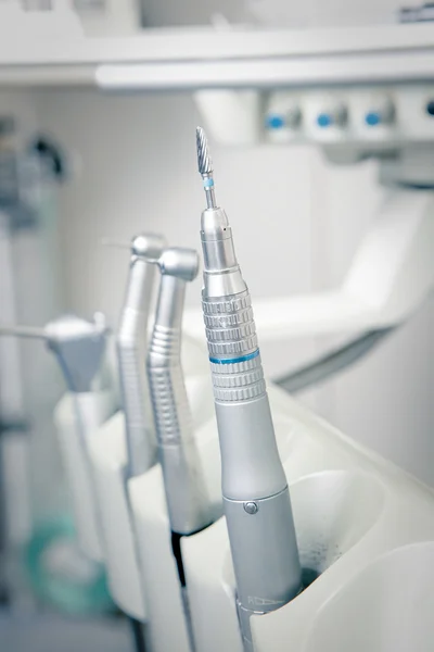 Ferramentas de dentista metálico de perto — Fotografia de Stock