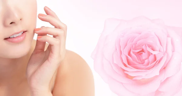 Młoda kobieta usta uśmiech różowy kwiat róży — Zdjęcie stockowe