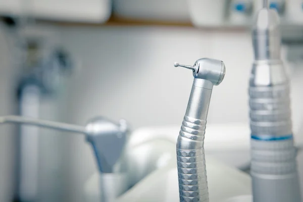 金属の歯科医のツールをクローズ アップ — ストック写真