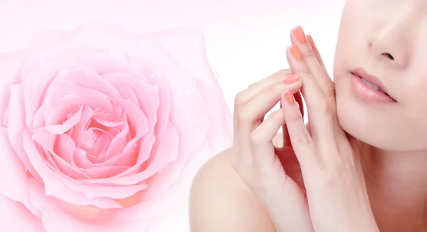 Jonge vrouw glimlach mond met roze roze bloem — Stockfoto