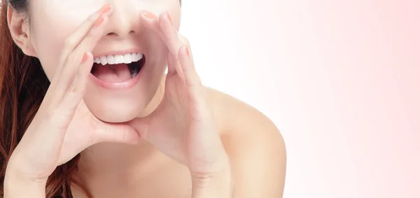Mujer boca susurrando con fondo rosa —  Fotos de Stock