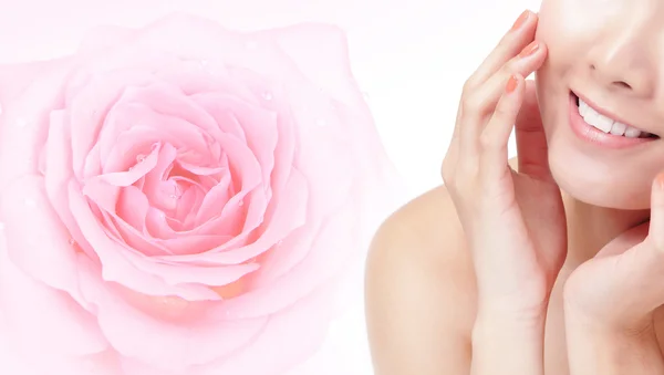 Mladá žena úsměvu ústa s růžové růže květ — Stock fotografie