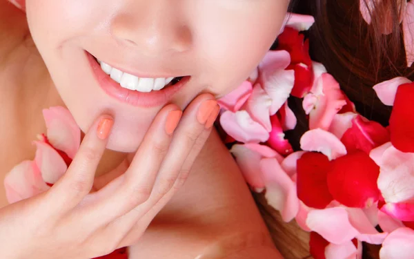 Женщина красивые губы с розовыми и красными розами — стоковое фото