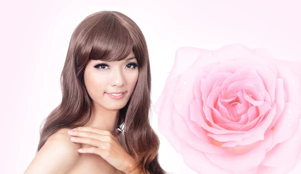 Asiático beleza sorriso rosto com rosa rosa — Fotografia de Stock