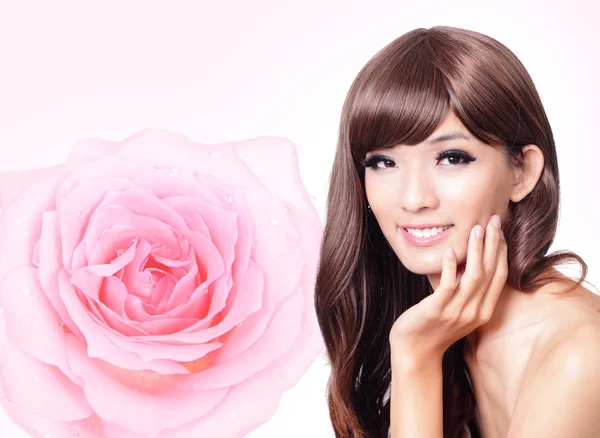 Asiático beleza mão toque rosto com rosa rosa — Fotografia de Stock