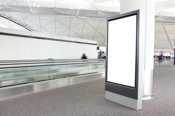 Tabellone per le affissioni vuoto nell'aeroporto internazionale — Foto Stock
