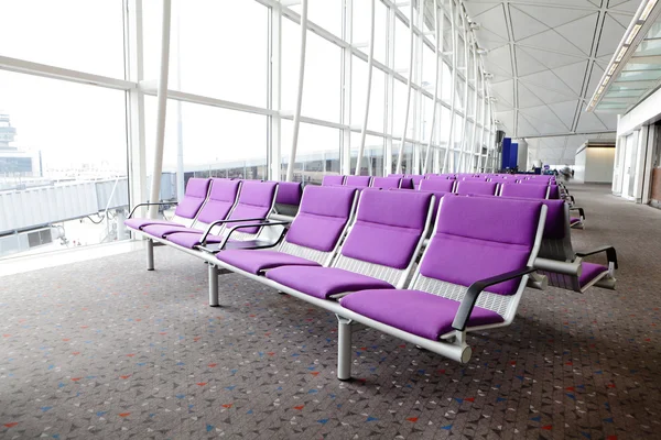 Rij van paarse stoel op luchthaven — Stockfoto