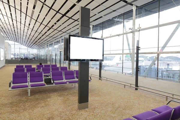 LCD tv en rij van paarse stoel op luchthaven — Stockfoto