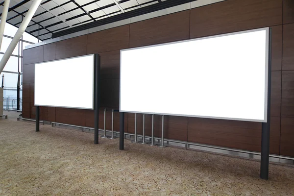 Tabellone per le affissioni vuoto nell'aeroporto internazionale — Foto Stock