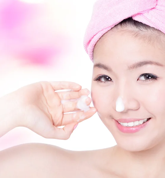 Menina jovem rosto limpo com espuma na mão — Fotografia de Stock