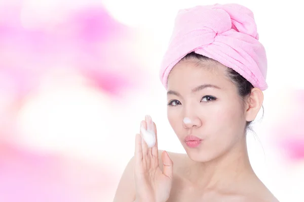 Mujer cara de lavado feliz con espuma en las manos —  Fotos de Stock
