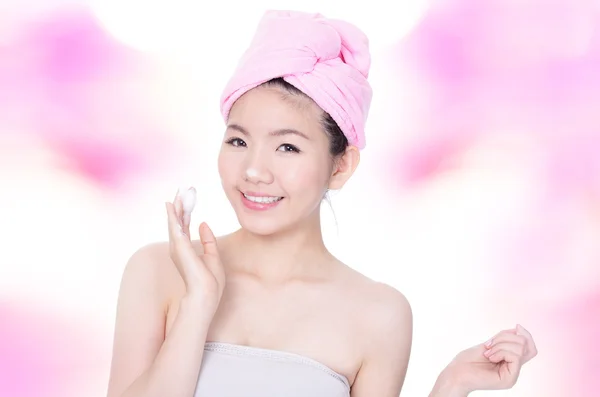 Mulher rosto de lavagem feliz com espuma nas mãos — Fotografia de Stock