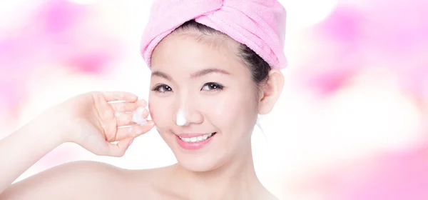 Mulher rosto de lavagem feliz com espuma nas mãos — Fotografia de Stock