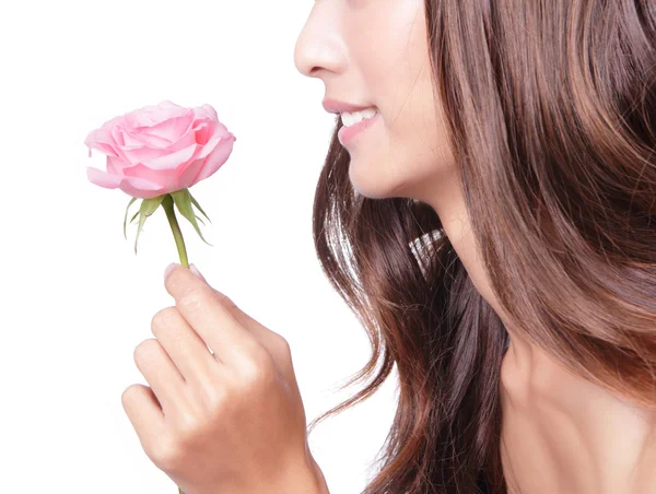 Junge hübsche Frau genießt Duft rosa Rose — Stockfoto