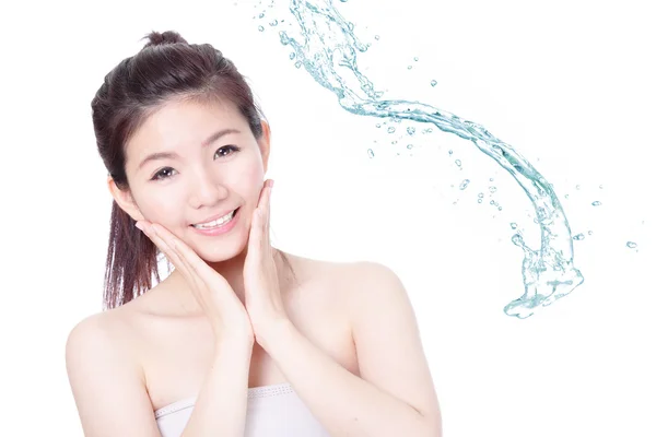 Genç kadın gülümsemek yüz cilt bakımı su sıçrama ile — Stok fotoğraf