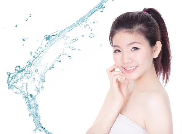Junge Frau lächelt Gesichtspflege mit Spritzwasser — Stockfoto